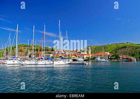 Barche a vela e yacht nel porto di Skradin, Croazia, Parco Nazionale di Krka, Skradin Foto Stock
