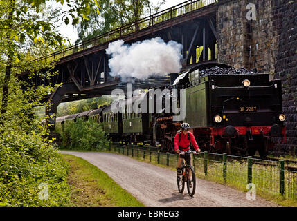 I ciclisti su Ruhr-Valley Cycleway accanto alla storica motore a vapore, in Germania, in Renania settentrionale-Vestfalia, la zona della Ruhr, Witten Foto Stock