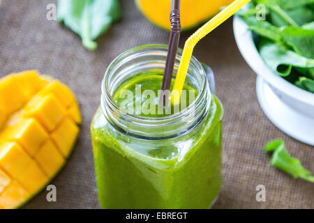 Mango con banana e frullato di spinaci Foto Stock