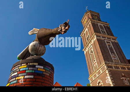 La scultura e il Campanile di St Lamberti Chiesa, in Germania, in Renania settentrionale-Vestfalia, Coesfeld Foto Stock