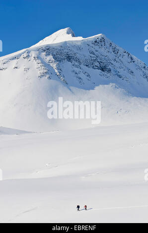 Due escursionisti di sci in Stuor Reaiddßvßggi valley, Svezia, la Lapponia Norrbotten, Kebnekaisefjell Foto Stock