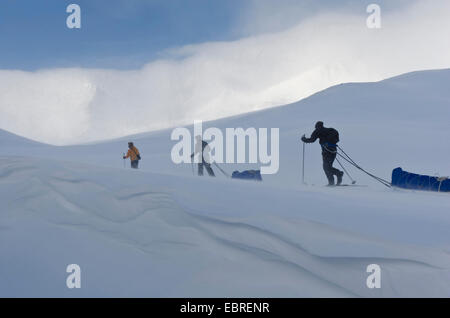 Tre sci escursionisti in snow flurry in Stuor Reaiddßvßggi valley, Svezia, la Lapponia Norrbotten, Kebnekaisefjell Foto Stock