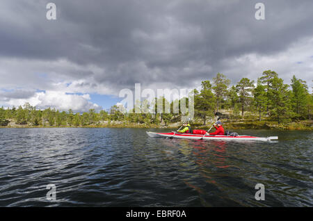 Kayak sul lago, Svezia, Haerjedalen, Rogen Naturreservat Foto Stock