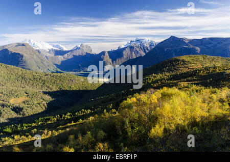 Vista panoramica di sera su Romsdalen , Norvegia, Vestland, Fylke M°re og Romsdal Foto Stock