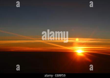 Il tramonto visto da un piano Foto Stock