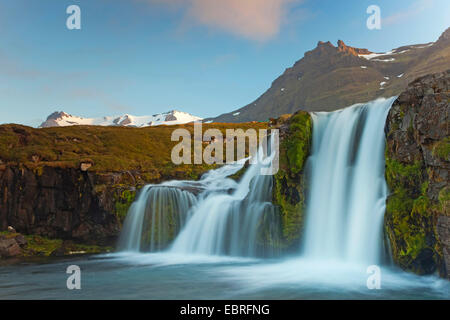 Idilliaco cascata che scorre dal ghiacciaio, Islanda, Snaefellsnes Foto Stock