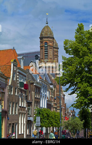 La città vecchia con il campanile a Grote Noord Street, Paesi Bassi, Noord Holland, Hoorn Foto Stock