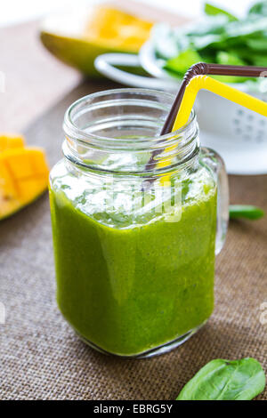 Mango con banana e frullato di spinaci Foto Stock