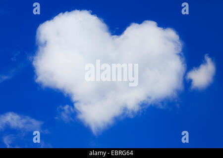 A forma di cuore ad cloud con il blu del cielo Foto Stock