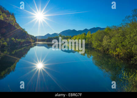 Sun specchi su Langer Kochelsee al Murnauer Moos, sullo sfondo le montagne Kocheler, in Germania, in Baviera, Alta Baviera, Baviera superiore Foto Stock