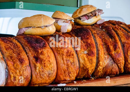 Prendere il via con la specialità di maiale Porchetta al mercato settimanale di Siena, Italia, Toscana Foto Stock