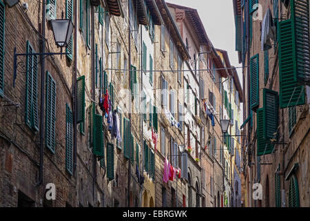 Stretto Vicolo nel centro storico di Siena stesa lavaggio, Italia, Toscana, Siena Foto Stock