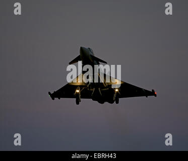 Eurofighter Typhoon FRG4 Jet militare Fighter tornando da un afrternoon sortie a RAF Lossiemouth air base. SCO 9282 Foto Stock