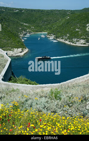 Le navi in un fiordo, Goulet de Bonifacio, Francia, Corsica, Bonifacio Foto Stock