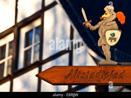 Segno di direzione per la strada attraverso la città vecchia in Eversberg, in Germania, in Renania settentrionale-Vestfalia, Meschede Foto Stock