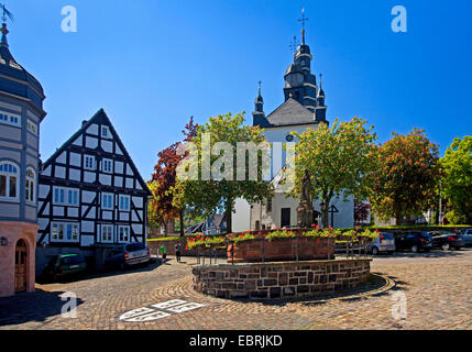 Paesaggio di Hallenberg con city blasone, Petrus Fontana e fiocco di Saint Heribert, in Germania, in Renania settentrionale-Vestfalia, Hallenberg Foto Stock