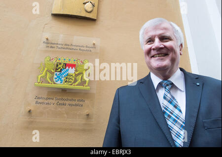 Praga, Repubblica Ceca. 04 dic 2014. Premier bavarese Horst Seehofer sorge di fronte al rappresentante bavarese ufficio a Praga, Repubblica ceca, 04 dicembre 2014. Dopo un decennale in politica in età di ghiaccio, il governo bavarese è l'apertura di una rappresentanza straniera office nella vicina Repubblica Ceca. L'ufficio di rappresentanza è di servire come "Bavarian Mostra finestra nella Repubblica ceca." Foto: ARMIN WEIGEL/dpa/Alamy Live News Foto Stock