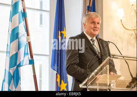 Praga, Repubblica Ceca. 04 dic 2014. Premier bavarese Horst Seehofer parla al rappresentante bavarese ufficio a Praga, Repubblica ceca, 04 dicembre 2014. Dopo un decennale in politica in età di ghiaccio, il governo bavarese è l'apertura di una rappresentanza straniera office nella vicina Repubblica Ceca. L'ufficio di rappresentanza è di servire come "Bavarian Mostra finestra nella Repubblica ceca." Foto: ARMIN WEIGEL/dpa/Alamy Live News Foto Stock