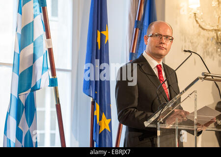 Praga, Repubblica Ceca. 04 dic 2014. Primo ministro ceco Bohuslav Sobotka parla al rappresentante bavarese ufficio a Praga, Repubblica ceca, 04 dicembre 2014. Dopo un decennale in politica in età di ghiaccio, il governo bavarese è l'apertura di una rappresentanza straniera office nella vicina Repubblica Ceca. L'ufficio di rappresentanza è di servire come "Bavarian Mostra finestra nella Repubblica ceca." Foto: ARMIN WEIGEL/dpa/Alamy Live News Foto Stock