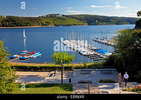 Due persone sul loro modo al Lago Sorpe in Langscheid, in Germania, in Renania settentrionale-Vestfalia, Sauerland, Sundern Foto Stock