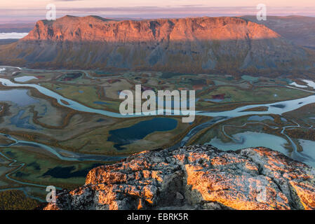 Vista sulla Laitauredelta al Tjahkelij, Svezia, Lapponia, Sarek National Park Foto Stock