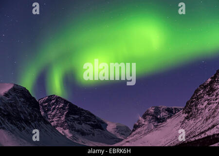 Aurora boreale su montagne in Vistasdalen al chiaro di luna, Svezia, Lapponia, Kebnekaisefjaell Foto Stock