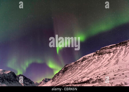 Aurora boreale su montagne in Vistasdalen al chiaro di luna, Svezia, Lapponia, Kebnekaisefjaell Foto Stock