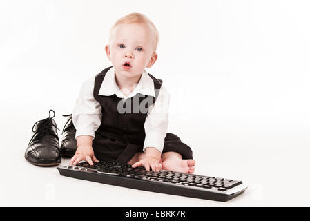 Bambino con la tastiera del computer Foto Stock