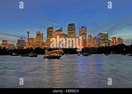 Skyline di Sydney nella luce della sera, Australia Nuovo Galles del Sud di Sydney Foto Stock