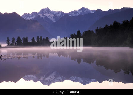 Mt. Tasman e Mt. Cook (Aoraki) mirroring in Lago Matheson, Nuova Zelanda, Isola Meridionale, Westland National Park Foto Stock