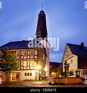 Centro storico di Bad Laasphe con chiesa evangelica al tramonto, in Germania, in Renania settentrionale-Vestfalia, Wittgenstein, Bad Laasphe Foto Stock