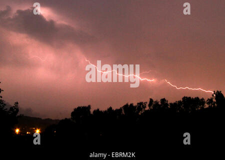 Lithing al thunder storm di notte, in Germania, in Renania settentrionale-Vestfalia, la zona della Ruhr, Essen Foto Stock