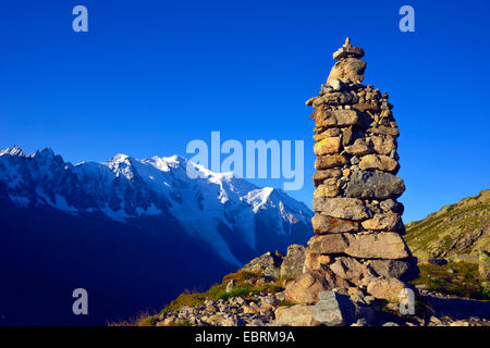Cumulo di pietre di fronte al Monte Bianco, la vetta più alta di Europa, Francia, Alta Savoia Foto Stock