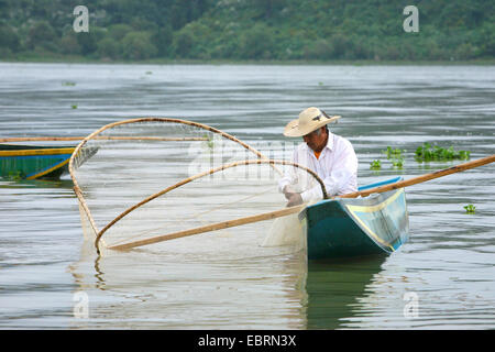 Pescatore in un lago, Messico, Michoacßn, Pßtzcuaro Foto Stock