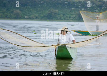 Pescatore in un lago, Messico, Michoacßn, Pßtzcuaro Foto Stock