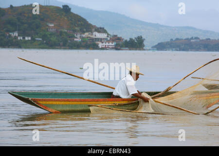 Pescatore in un lago, Messico, Michoacßn, Pßtzcuaro Foto Stock