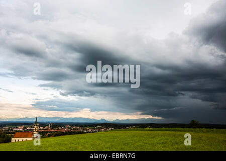 Il tuono delle nubi e pioggia pesante, cumulunimbus nuvole, le Alpi in background, in Germania, in Baviera, Alpenvorland Foto Stock