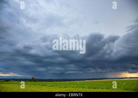 Il tuono delle nubi e pioggia pesante, cumulunimbus nuvole, in Germania, in Baviera, Alpenvorland Foto Stock