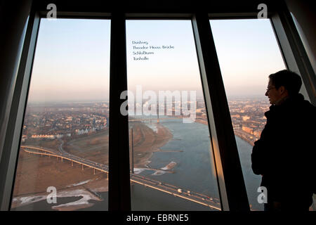 Giovane uomo su Rheinturm Duesseldorf, in Germania, in Renania settentrionale-Vestfalia, Duesseldorf Foto Stock