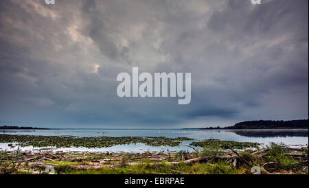 Thunderclouds oltre il lago di Chiemsee, in Germania, in Baviera, il Lago Chiemsee Foto Stock