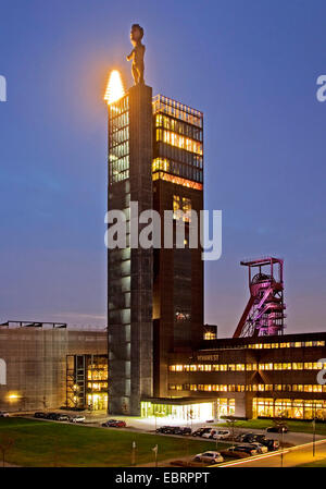 Ex buca di carbone Nordstern con pit-telaio, Nordsternturm e Herkules nella luce della sera, in Germania, in Renania settentrionale-Vestfalia, la zona della Ruhr, Gelsenkirchen Foto Stock