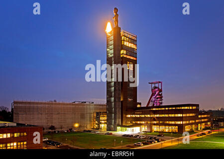 Ex buca di carbone Nordstern con pit-telaio, Nordsternturm e Herkules nella luce della sera, in Germania, in Renania settentrionale-Vestfalia, la zona della Ruhr, Gelsenkirchen Foto Stock