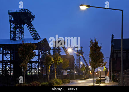 Tre pit telai di ex miniera di carbone Radbod nella luce della sera, in Germania, in Renania settentrionale-Vestfalia, la zona della Ruhr, Hamm Foto Stock