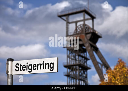 Strada segno Steigerring davanti a un pit telaio della ex miniera di carbone Radbod, in Germania, in Renania settentrionale-Vestfalia, la zona della Ruhr, Hamm Foto Stock