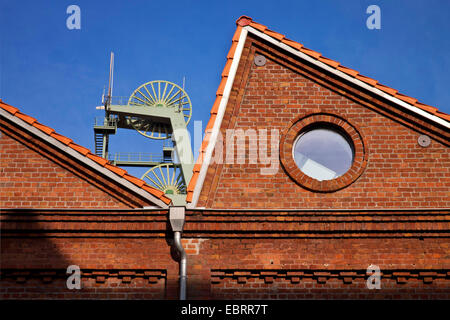 Pit telaio della testa dietro i tetti di miniera di carbone Ewald, in Germania, in Renania settentrionale-Vestfalia, la zona della Ruhr, Herten Foto Stock