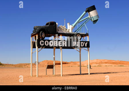 Carrello ricostruito come memoriale all'entrata dell'opal capitale del mondo, Australia, Coober Pedy Foto Stock