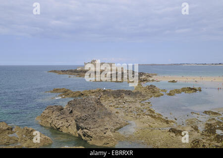 Fort National presso la costa durante la marea di declino, Francia Bretagna, Saint-Malo Foto Stock