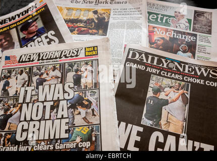 New York, Stati Uniti d'America. 04 dic 2014. Le pagine anteriore di New York quotidiani giovedì 4 dicembre 2014 Relazione sui giorni precedenti il Grand Jury non NYPD incriminante Officer Daniel Pantaleo nella morte di Eric Garner e la successiva proteste. © Richard Levine/Alamy Live News Foto Stock