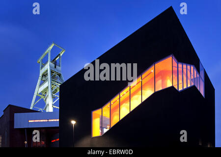 Illuminato tedesco Museo Minerario con 'Black Diamond' in Twilight, in Germania, in Renania settentrionale-Vestfalia, la zona della Ruhr, Bochum Foto Stock