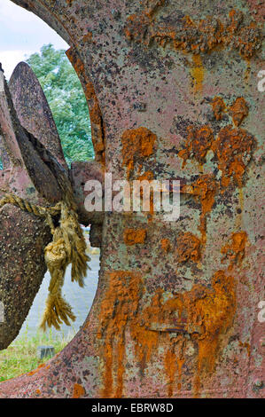 Rusty il timone ed elica di un peschereccio, Germania Foto Stock